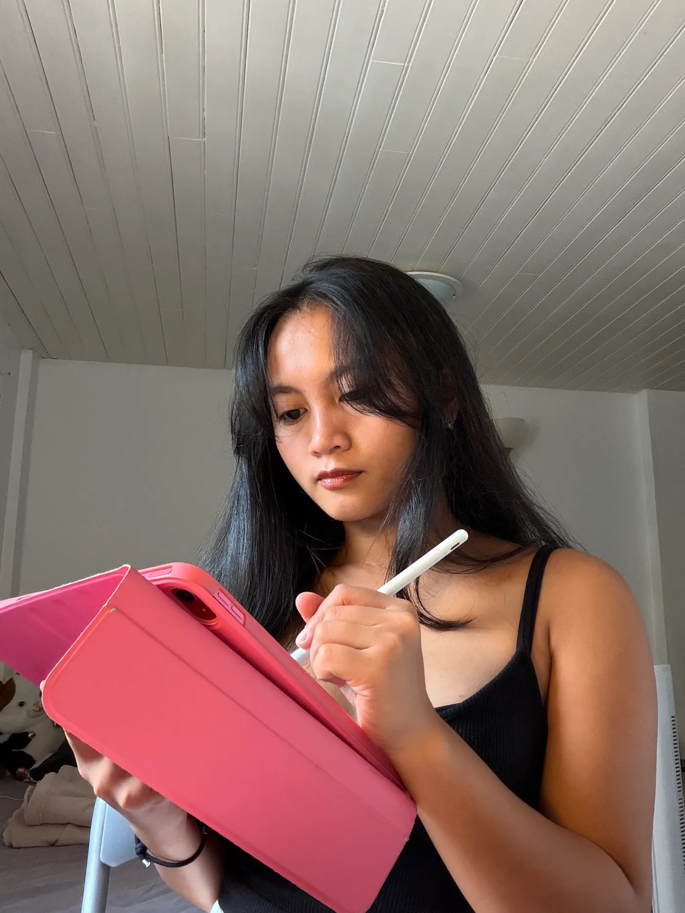 Nics Digitals en train de dessiner une planche sur sa tablette